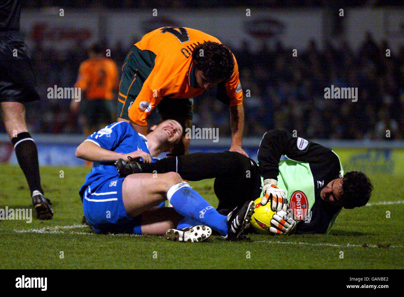 Romain Larrieu (r) e David Friio si uniscono al portiere di Plymouth Argyle Negare Scott Young di Cardiff City (l) Foto Stock