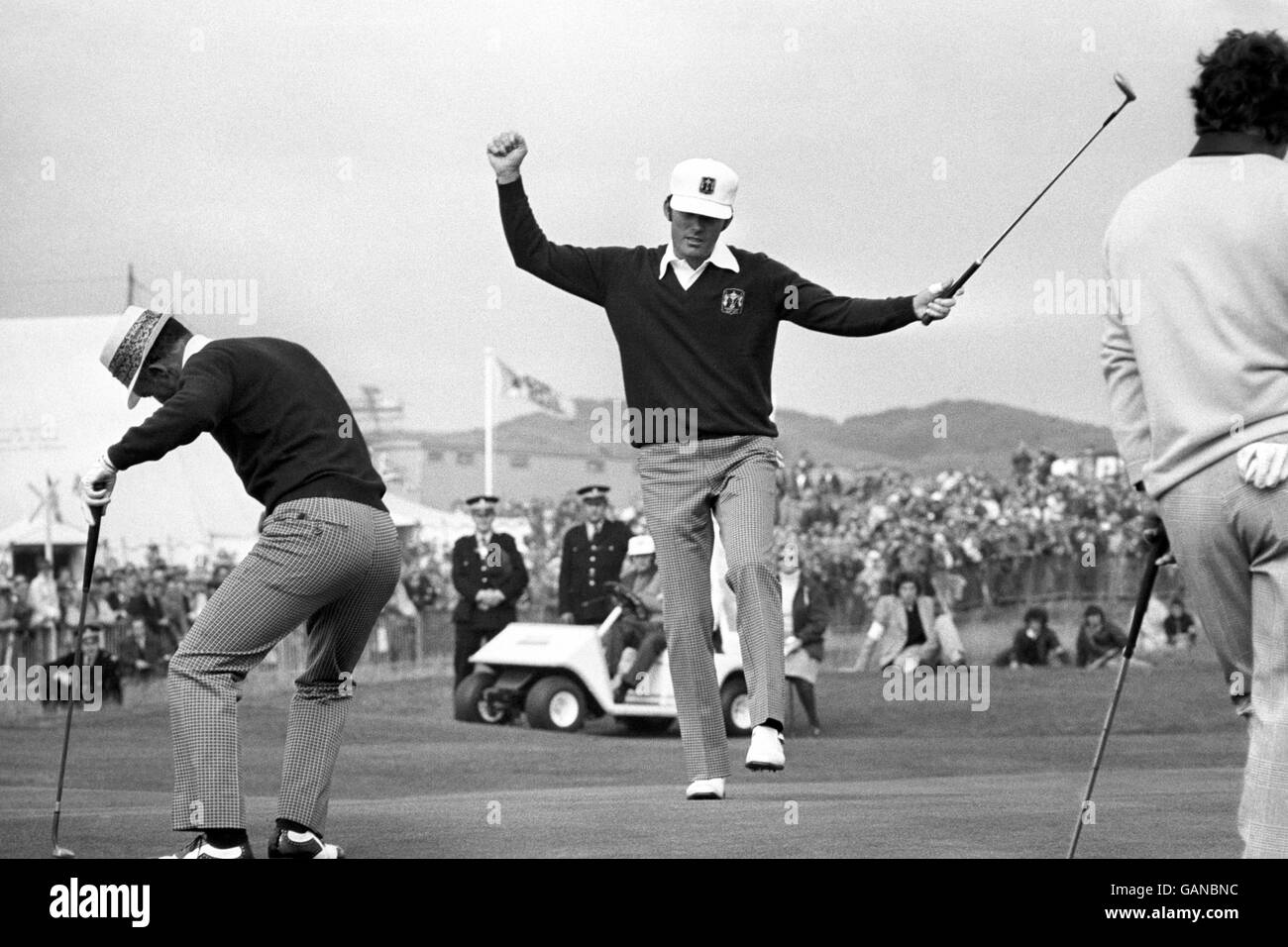 Lou Graham (a sinistra) e Juan 'Chi' Rodriguez ballano una maschera sul 18 ° verde dopo aver dimezzato la loro partita contro Tony Jacklin e Peter Oosterhuis. Foto Stock