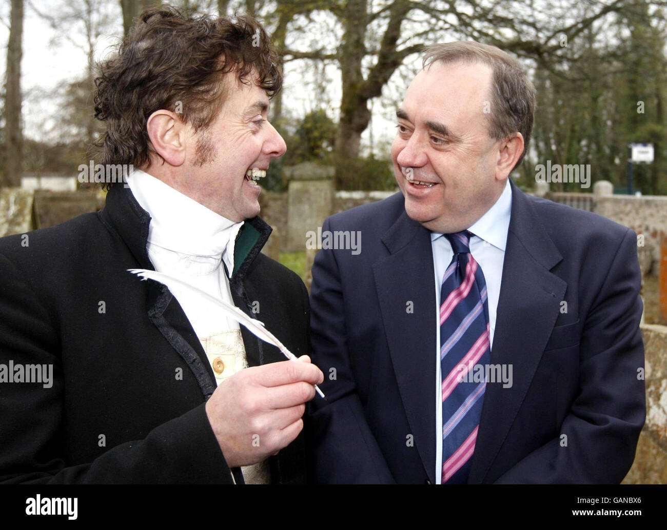 Primo ministro, Alex Salmond, durante la riapertura del Kirk Alloway Auld e cimitero nel Sud Ayrshire, Scozia. Foto Stock
