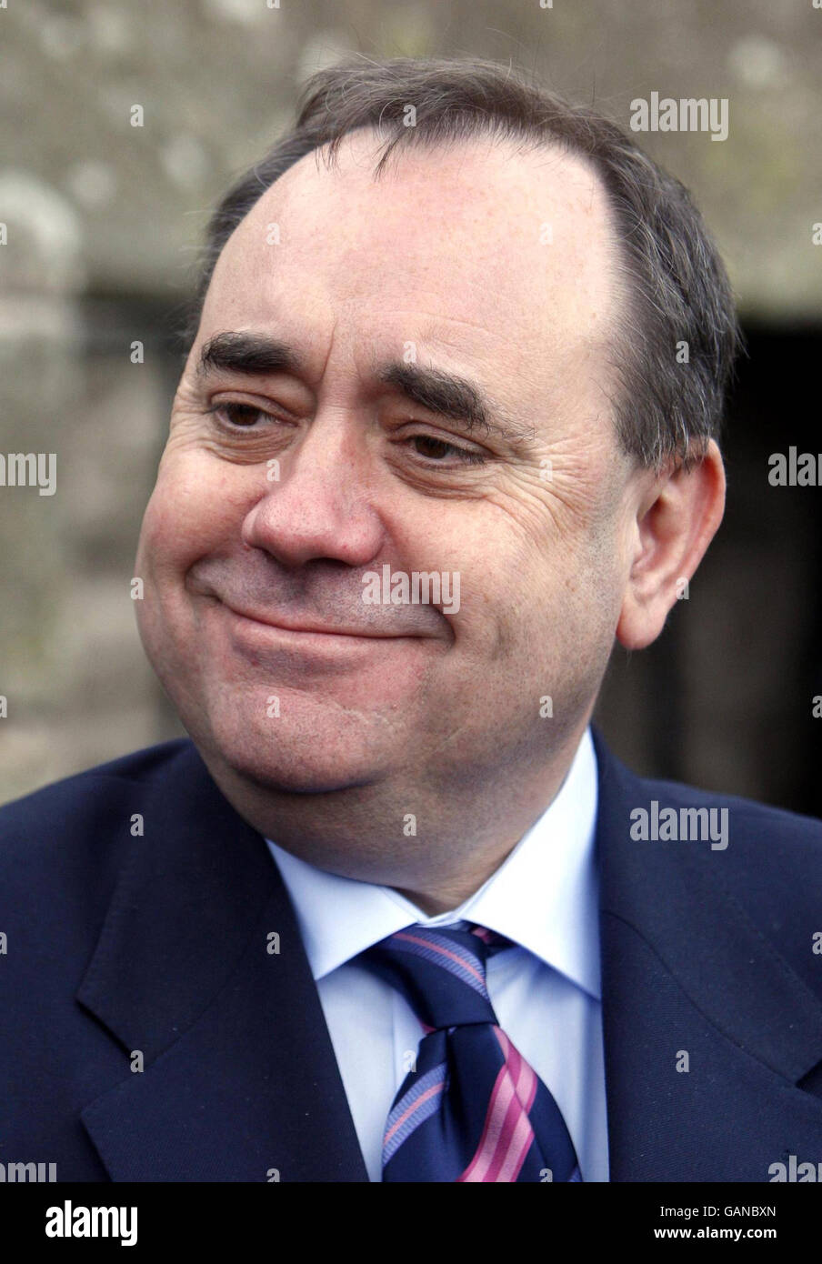 Primo ministro, Alex Salmond, durante la riapertura del Kirk Alloway Auld e cimitero nel Sud Ayrshire, Scozia. Foto Stock