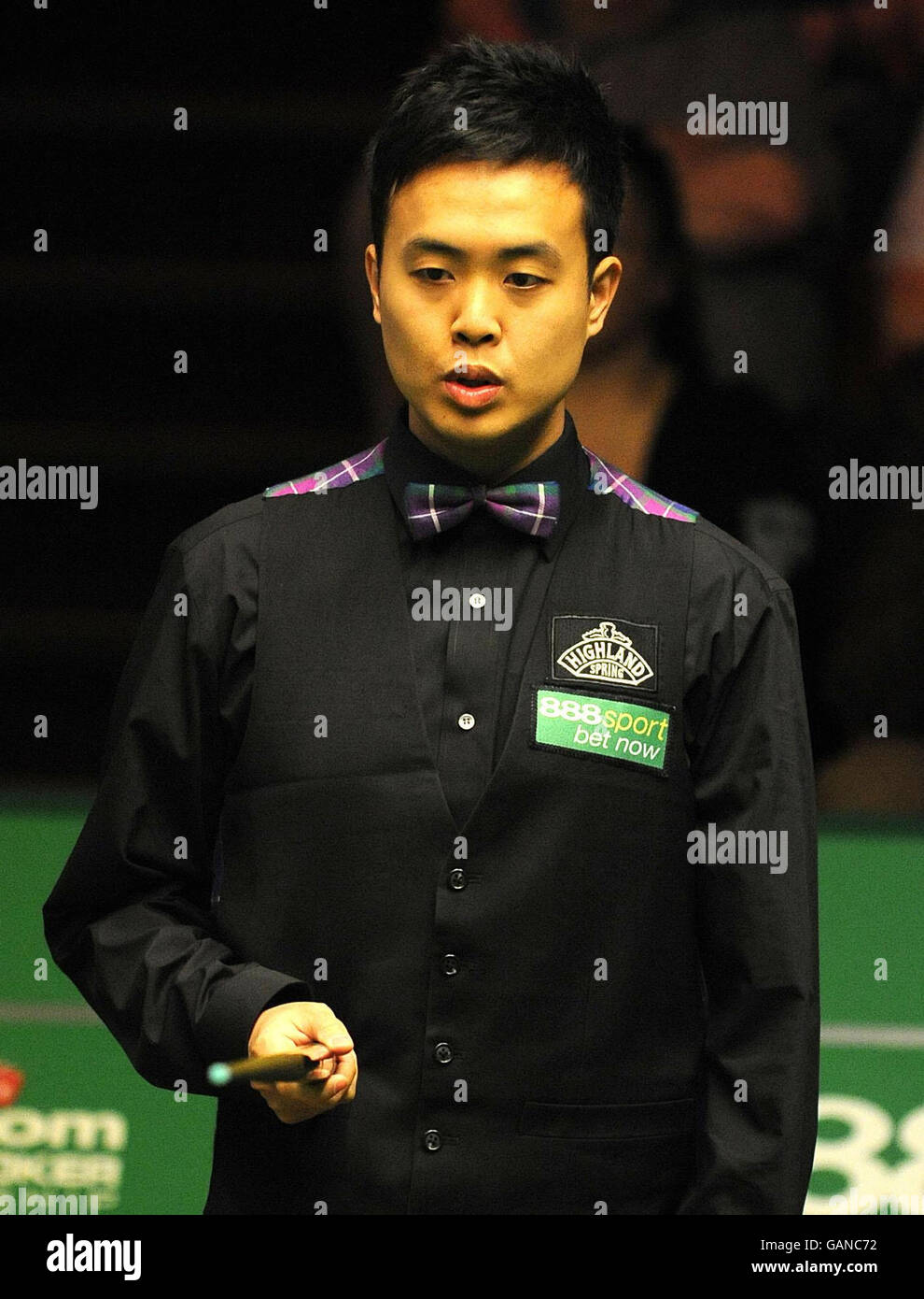 Marco fu studia il tavolo durante il primo incontro di gara contro Ding Junhui durante il Campionato del mondo di snooker 888.com al Crucible Theatre di Sheffield. Foto Stock