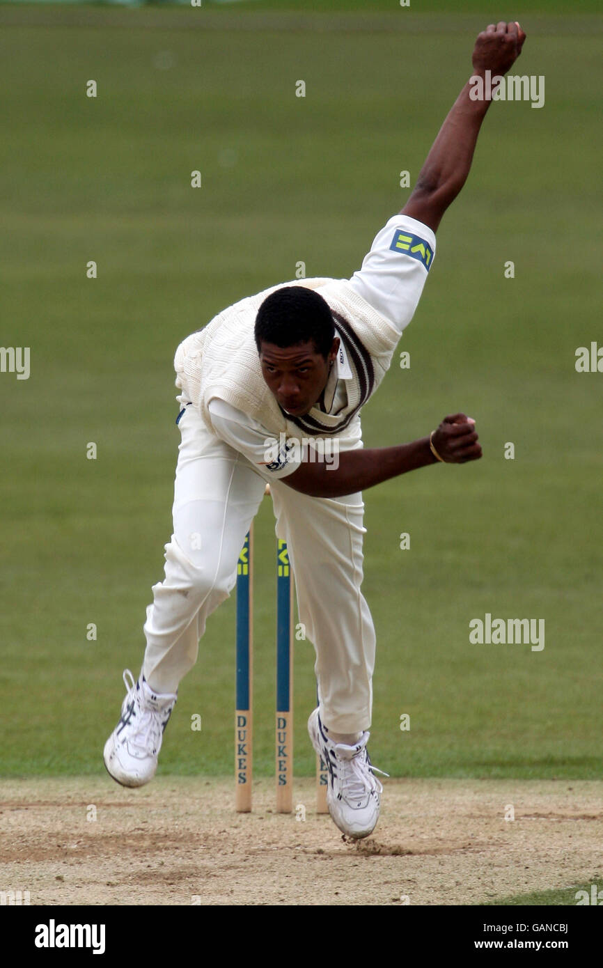 Cricket - Liverpool Victoria County Championship - Divisione uno - Surrey / Lancashire - The Brit Oval. Chris Jordan di Surrey in azione Foto Stock