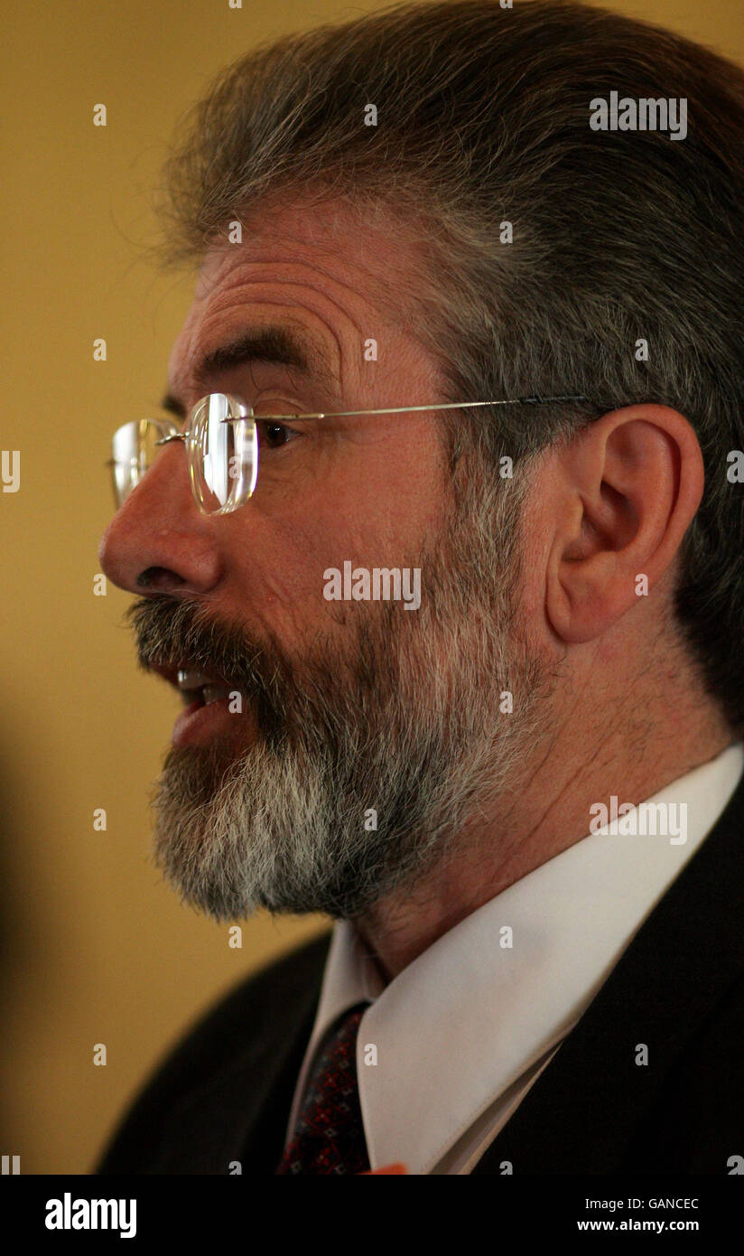 Il presidente del Sinn Fein Gerry Adams parla ai media della legislazione sulle vittime negli edifici del Parlamento, Stormont, Belfast. Foto Stock