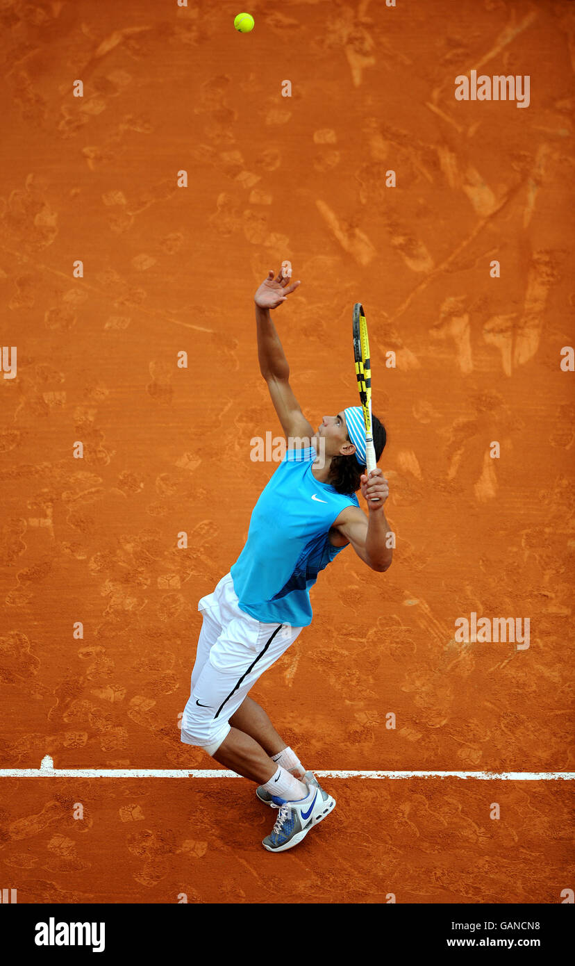 Tennis - ATP Masters Series - Monte Carlo - doppio - Rafael Nadal e Tommy Robredo v Daniel Nestor e Nenad Zimonjic. Il Rafael Nadal serve Foto Stock