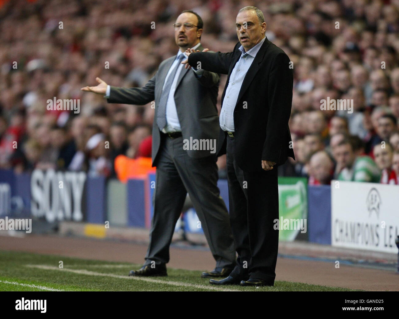 Rafael Benitez, direttore del Liverpool, e Avram Grant, direttore del Chelsea, durante la partita di prima tappa della semifinale UEFA Champions League ad Anfield, Liverpool. Foto Stock