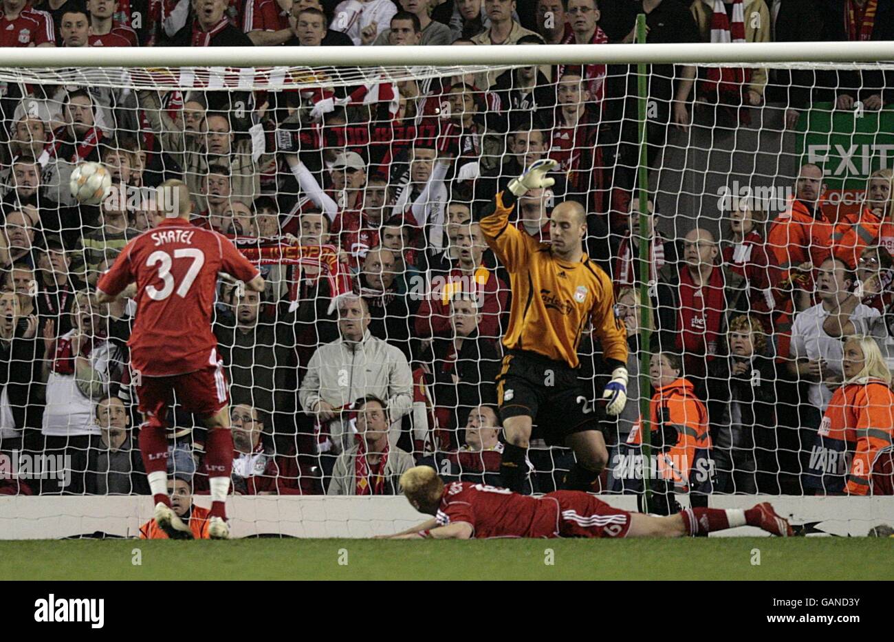 John Arne Riise (a destra) di Liverpool segna un proprio gol in ritardo nel gioco. Foto Stock