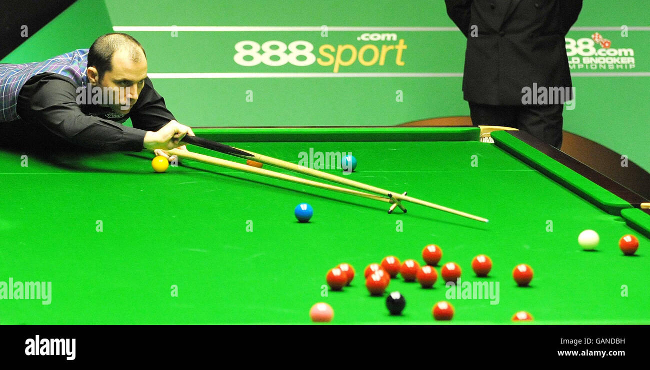 Joe Perry al tavolo durante la sua prima partita di gara contro Graeme Dott durante il Campionato Mondiale di Snooker 888.com al Crucible Theatre di Sheffield. Foto Stock