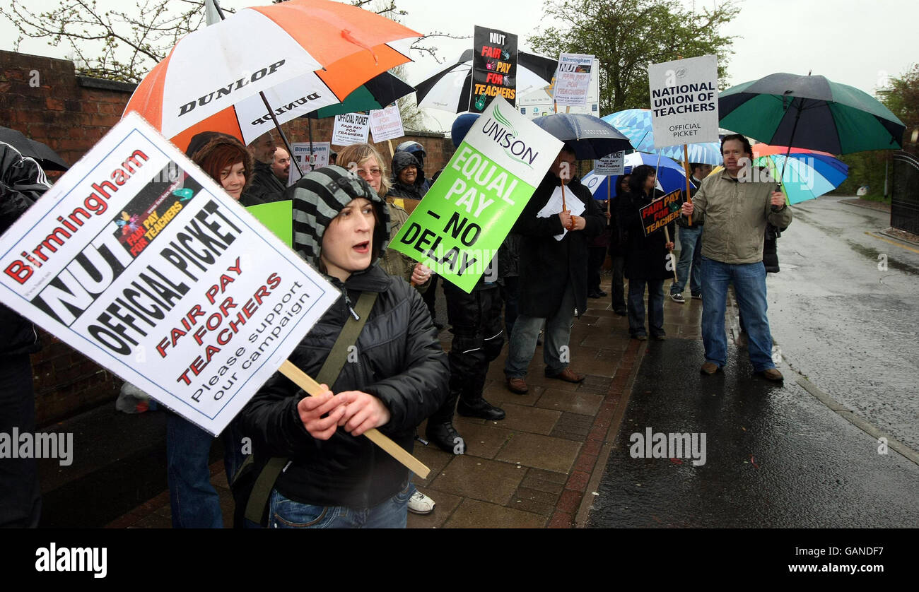 Picnic per insegnanti fuori dalla scuola di Hampstead Hall a Handsworth Wood, Birmingham. Foto Stock