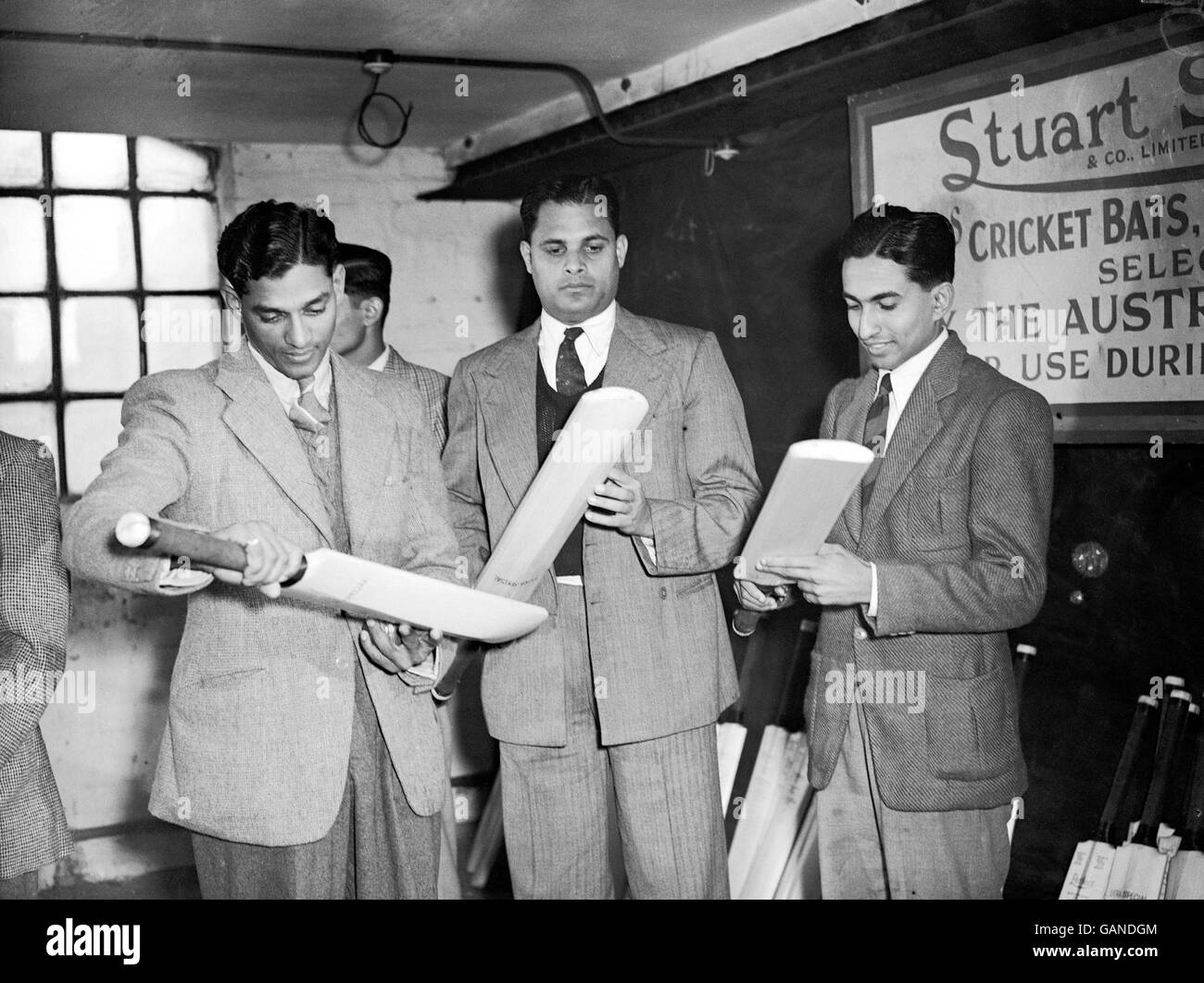 (L-R) CS Nayudu, Shute Banerjee e Chandra Sarwate esaminano i pipistrelli che useranno durante il loro tour durante una visita alla fabbrica di pipistrelli di Stuart Surridge Foto Stock