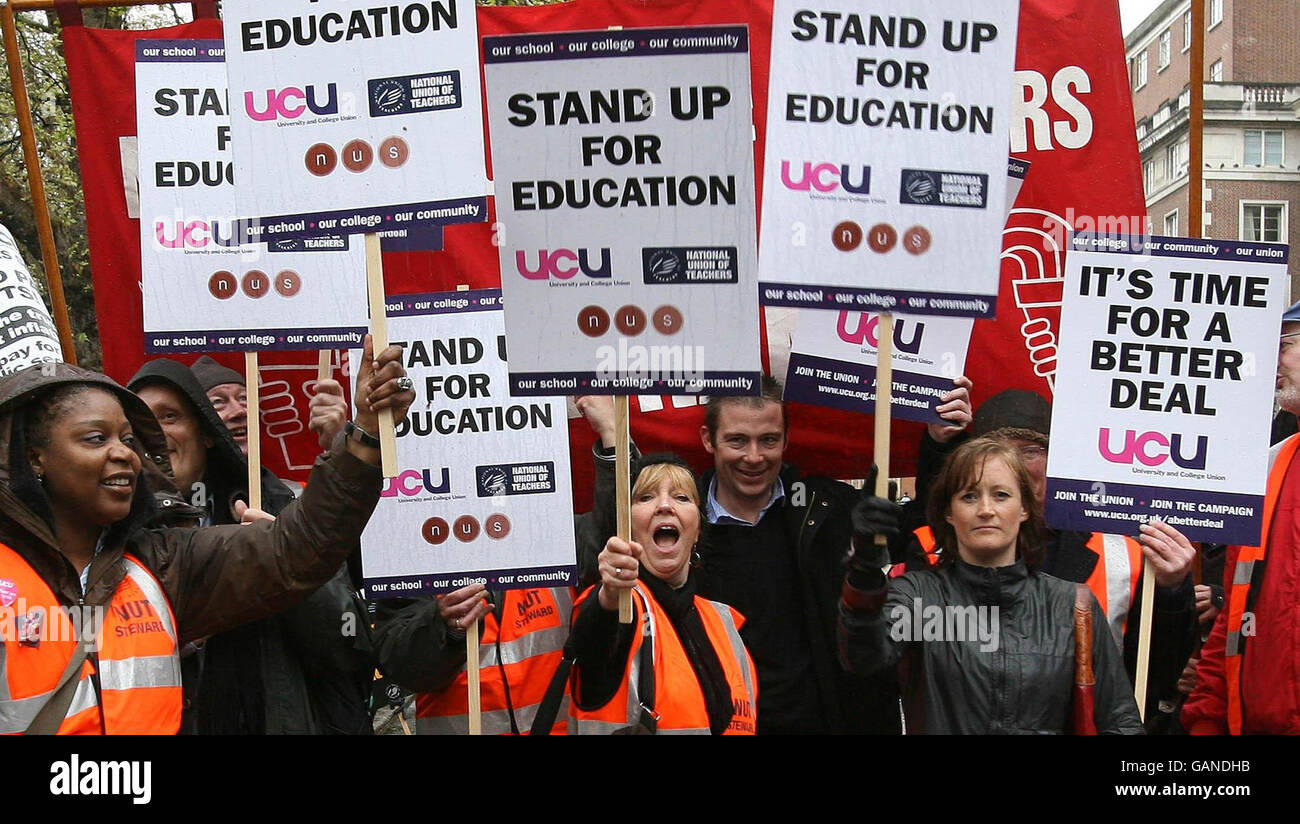 Gli insegnanti prendono parte al primo sciopero nazionale delle retribuzioni in 21 anni, mentre marciano attraverso il centro di Londra. Foto Stock