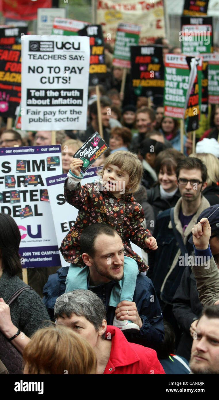 Gli insegnanti prendono parte al primo sciopero nazionale delle retribuzioni in 21 anni, mentre marciano attraverso il centro di Londra. Foto Stock