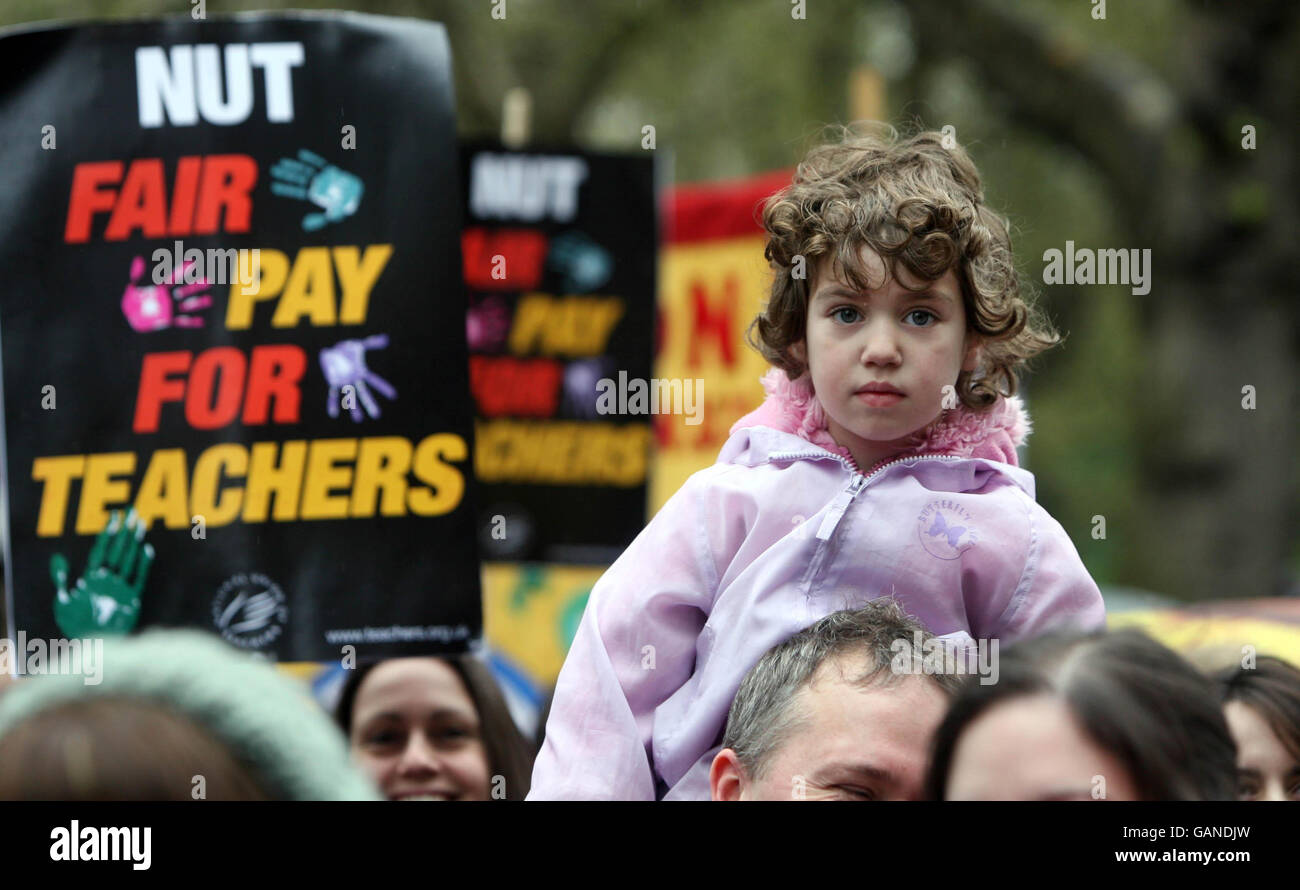 Gli insegnanti sciopero. Gli insegnanti prendono parte al primo sciopero nazionale delle retribuzioni in 21 anni, mentre marciano attraverso il centro di Londra. Foto Stock