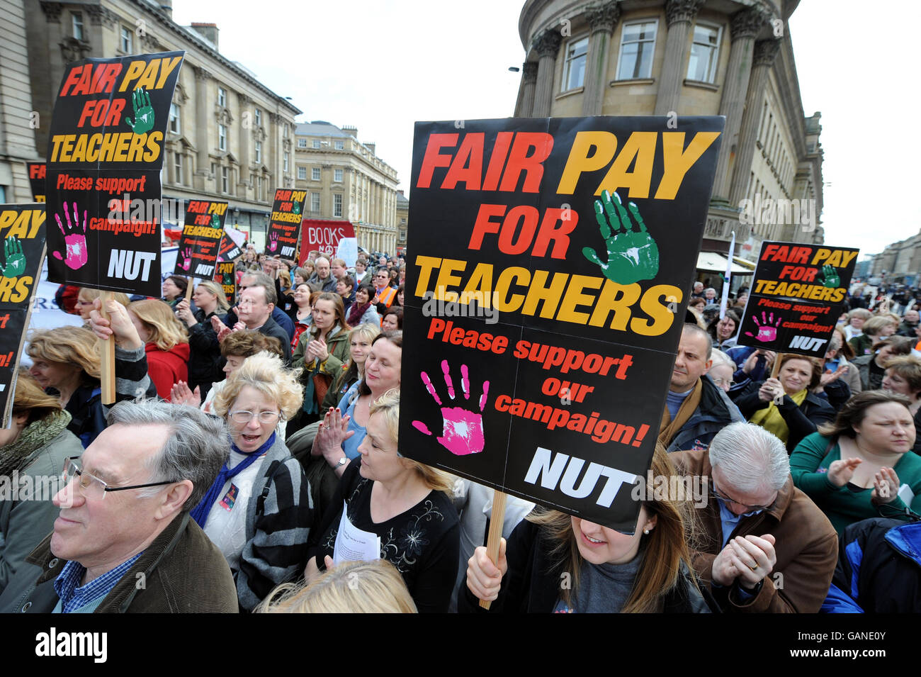 Gli insegnanti sciopero. Gli insegnanti marciano nel centro di Newcastle durante un raduno per il primo sciopero nazionale degli insegnanti in 21 anni. Foto Stock