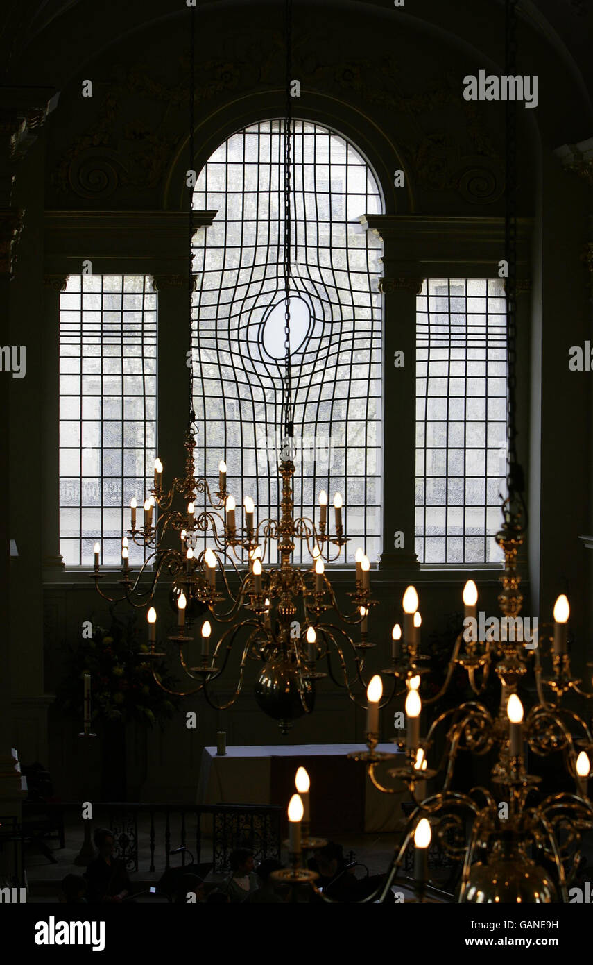 L'interno della chiesa di St Martin-in-the-Fields, recentemente ristrutturata, nel centro di Londra, progettata dall'artista Shirazeh Houchiary e dall'architetto PIP Horne. Foto Stock