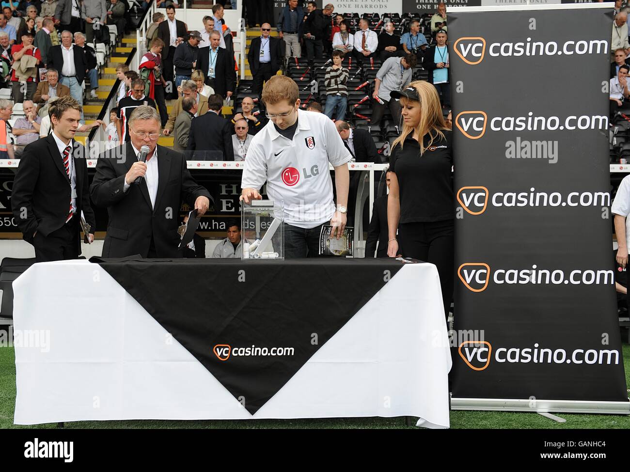 Calcio - Barclays Premier League - Fulham / Birmingham City - Craven Cottage. I concorrenti tentano la competizione VC Casino Crack The Code prima di iniziare Foto Stock