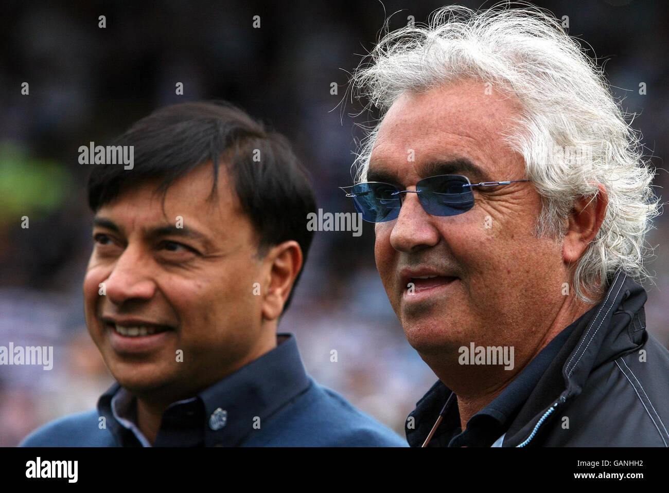 Il proprietario congiunto dei Queens Park Rangers Flavio Briatore (a destra) e Lakshmi Mittal durante la partita del campionato Coca-Cola a Loftus Road, Londra. Foto Stock