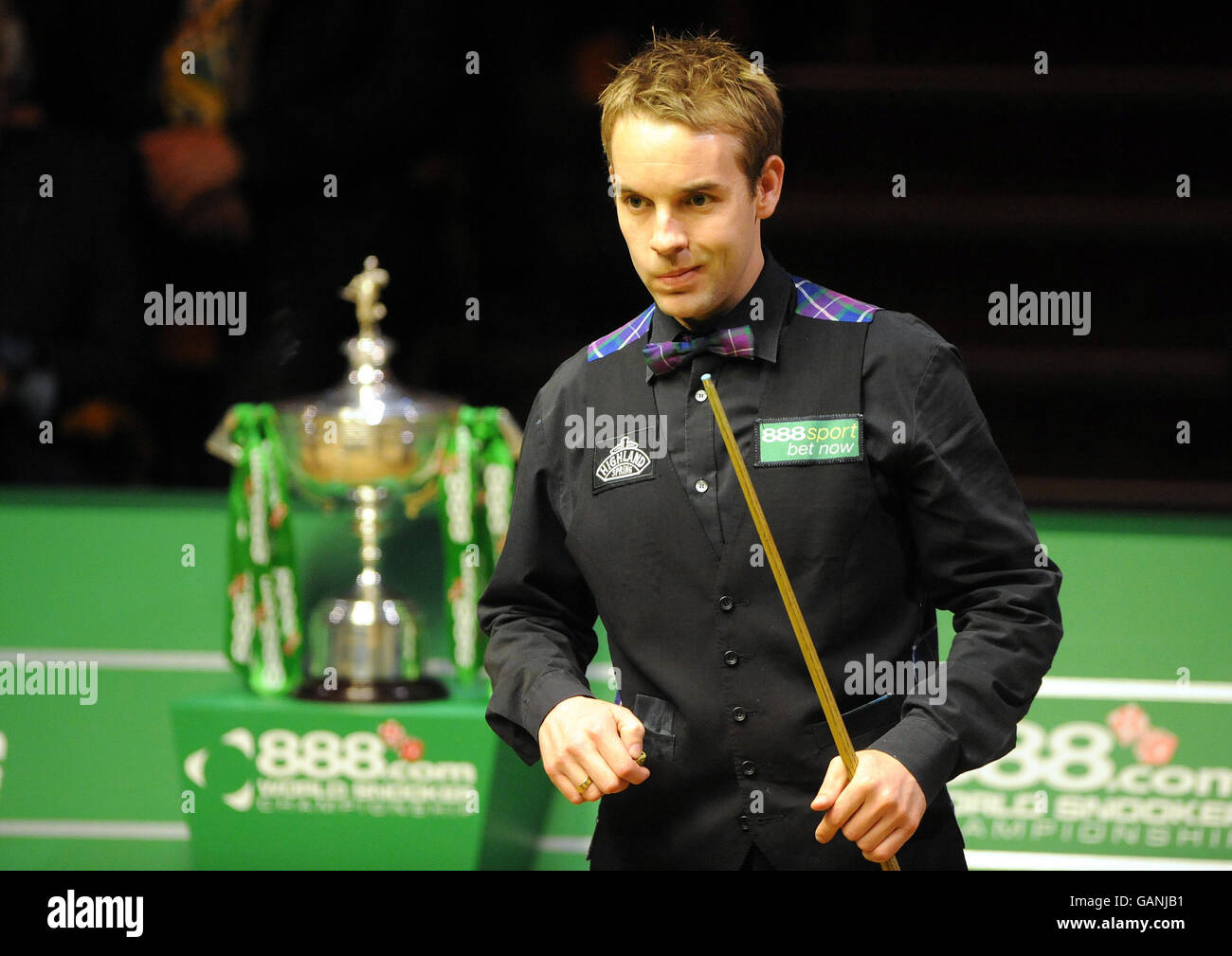 Snooker - Campionati Mondiali di Snooker 888.com - giorno 16 - il Teatro Crucible. Ali carter studia il tavolo durante la finale del Campionato del mondo di Snooker 888.com al Crucible Theatre di Sheffield. Foto Stock