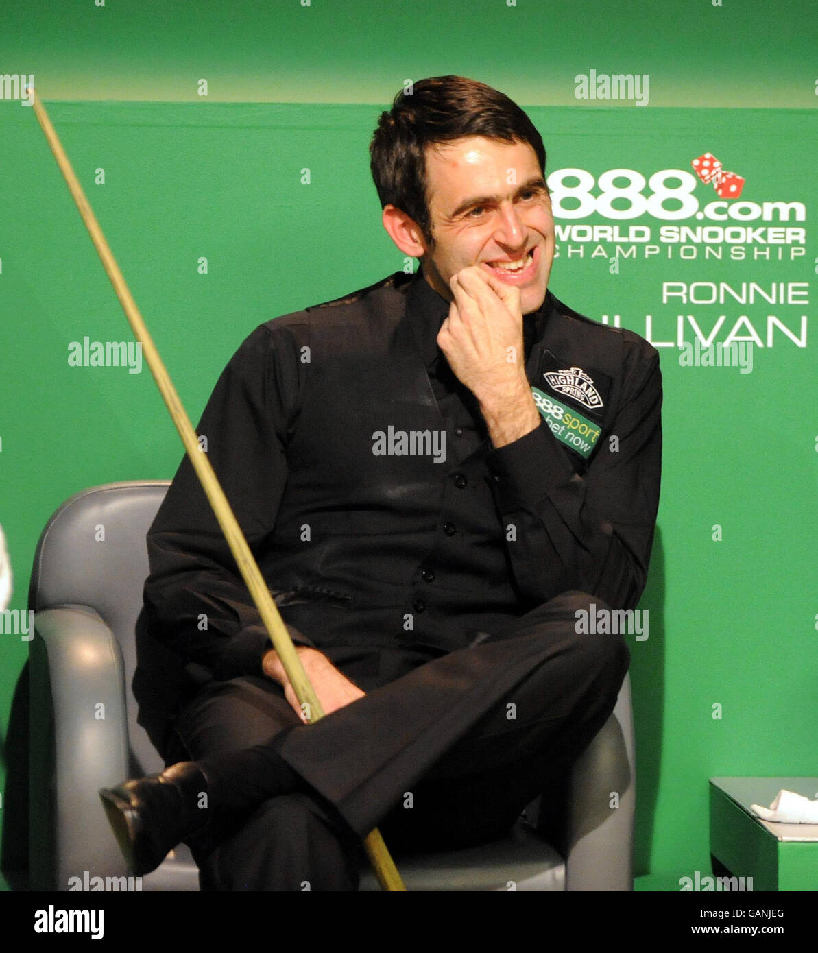 Ronnie o'Sullivan durante la finale del Campionato Mondiale di Snooker 888.com al Crucible Theatre di Sheffield. Foto Stock