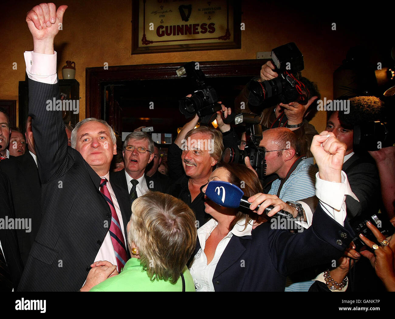 Bertie Ahern gode di una pinta di Bass con amici e sostenitori nel pub di Fagan, Drumcondra, Dublino, dopo essersi formalmente dimessi come Taoiseach. Foto Stock