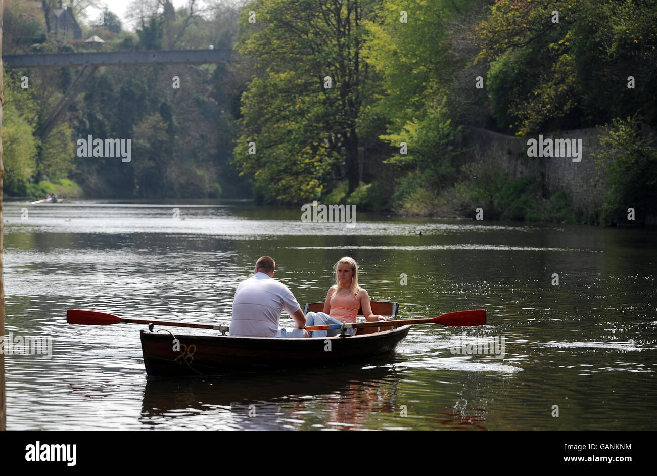 I bagnanti godono del calore sulle barche a Durham mentre una mini onda di calore colpisce il paese. Foto Stock