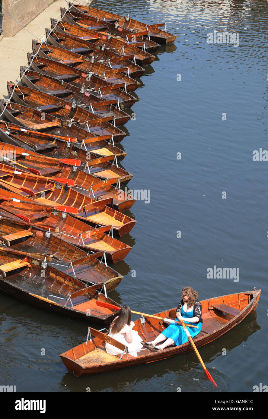 I bagnanti godono del calore sulle barche a Durham mentre una mini onda di calore colpisce il paese. Foto Stock