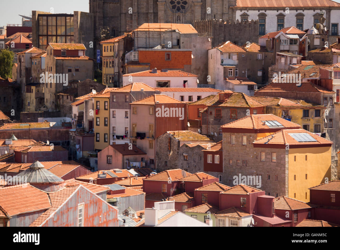 La vecchia città di Ribeira nel centro della città di Porto in Porugal in Europa. Foto Stock