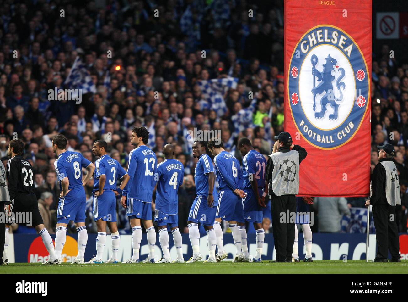 Calcio - UEFA Champions League - quarto finale - seconda tappa - Chelsea v Fenerbahce - Stamford Bridge. Chelsea si allineerà prima del calcio di inizio Foto Stock