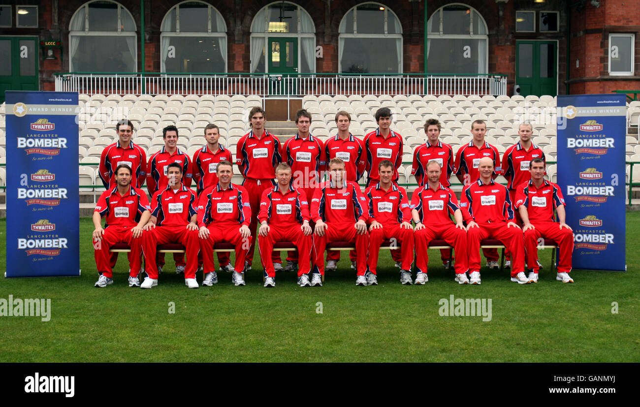 Gruppo di squadra Lancashire Lightning : Back row - (l-r) Stephen Parry, Steven Mullaney, Gareth Cross, Oliver Newby, Simon Marshall, Tom Smith, Kyle Hogg, Paul Horton, Steven Croft, Karl Brown Front Row - Luke Sutton, Sajid Mahmood, Dominic Cork, Glen Chapple, Andrew Flintoff, Mark Chilton, Gary Keedy, Iffain e Loffain Foto Stock