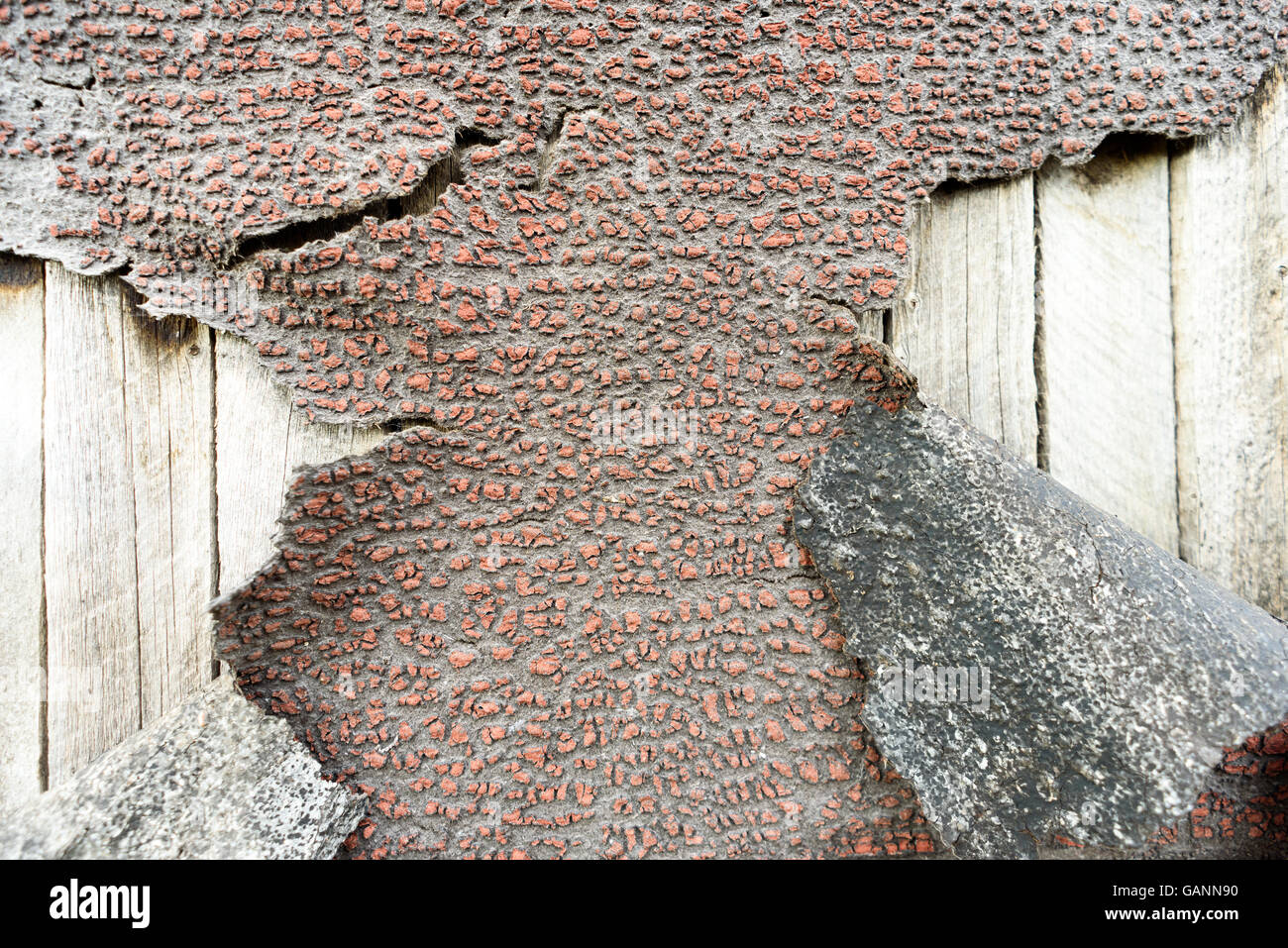 È incrinata e peeling bitume invecchiato rivestimento impermeabile su legno Foto Stock