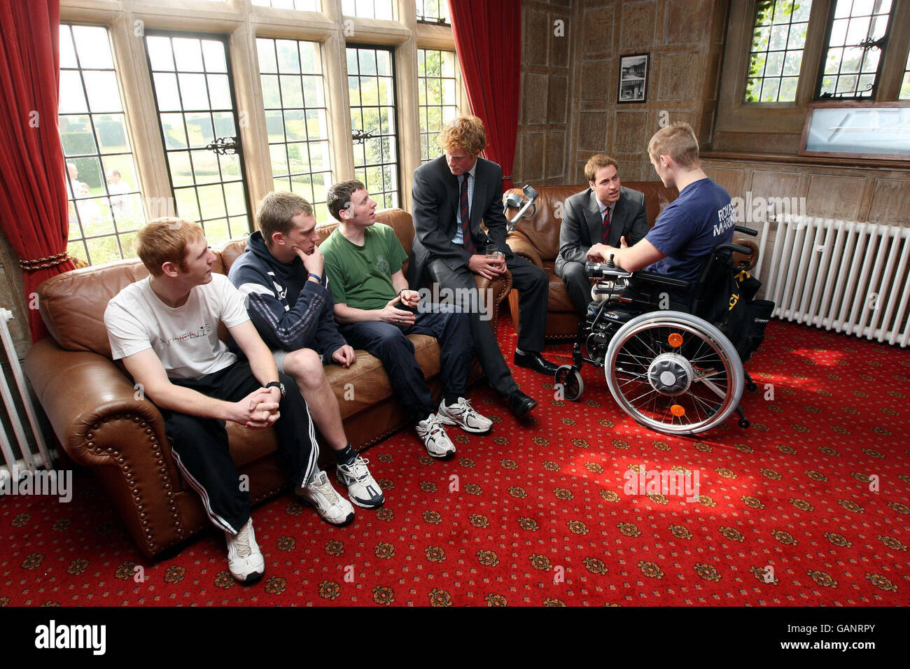 Il principe William e Harry della loro altezza reale parlano con (da sinistra a destra), il caporale James Bleach di 14th Signals Regiment, basato in Pembrokeshire, Lance Sergeant Adam Ball da 1st Battaglione Grenadier Guards, basato in Aldershot, il caporale Jonathan LGalloudec dal 4th Battaglione - i Rifles, Con sede a Salisbury e Marine Mark Ormrod con sede a Taunton presso l'Headley Court Rehabilitation Center, vicino a Epsom, Surrey. Foto Stock