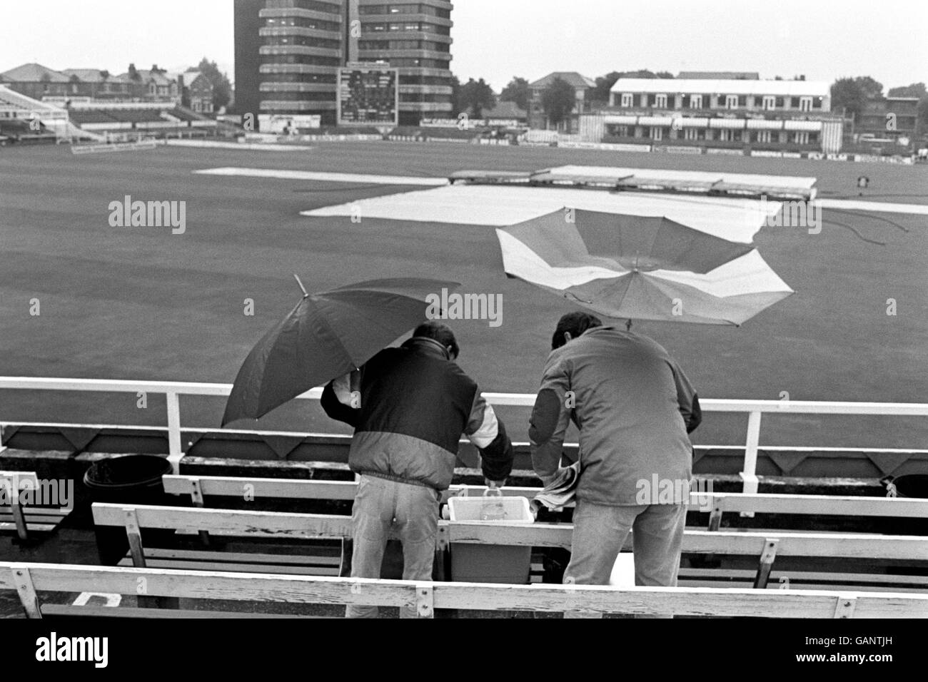 La pioggia ferma il gioco, ma due stalwart prenotare i loro posti a pioggia bagnata, vento spazzato, pioggia Trent Bridgeas ha ritardato il gioco il quarto giorno del secondo test. Foto Stock