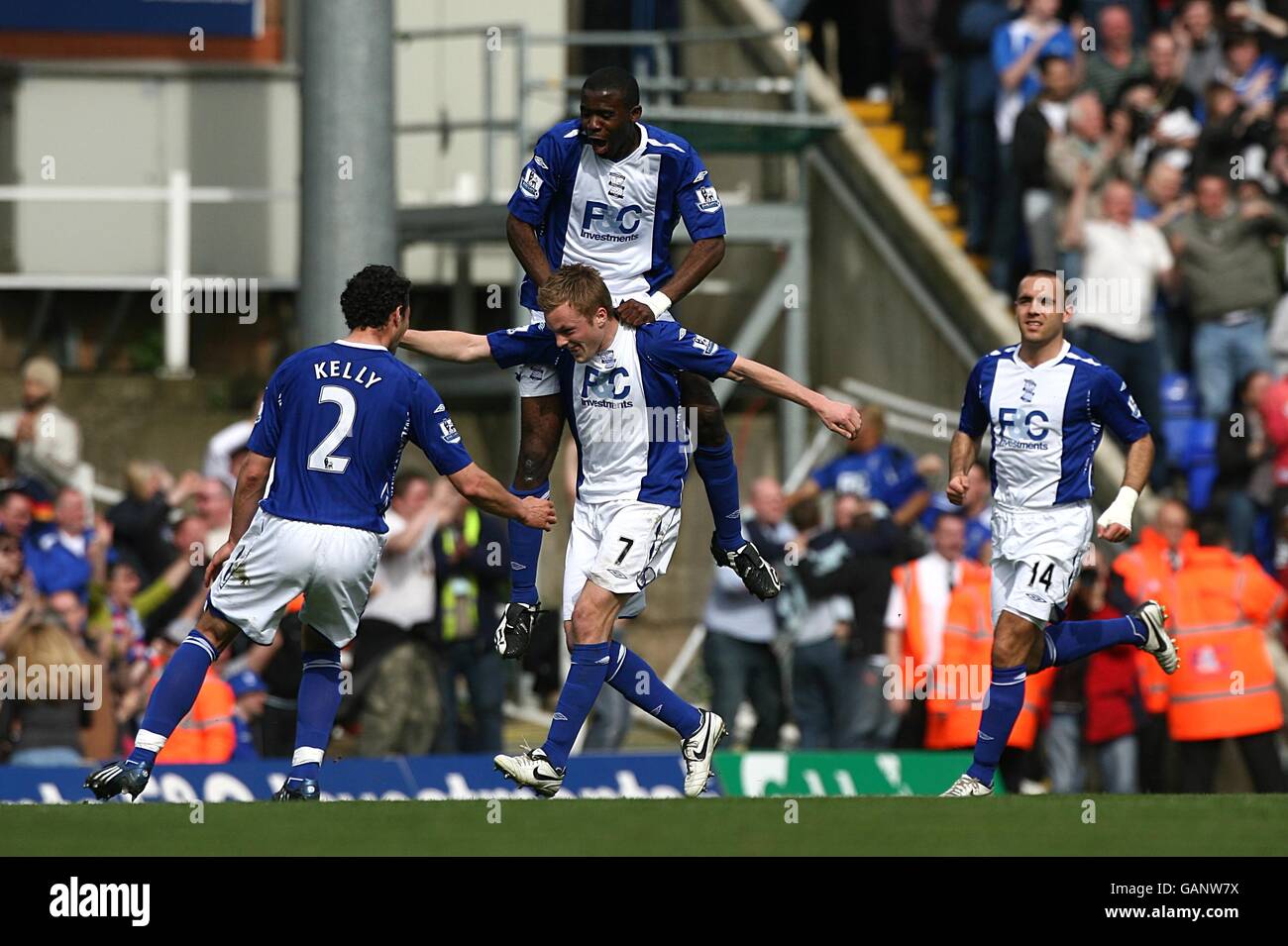 Calcio - Barclays Premier League - Birmingham City / Liverpool - St Andrew's Stadium. Sebastian Larsson (c) di Birmingham si congratula con i suoi compagni di squadra dopo aver segnato il secondo gol Foto Stock