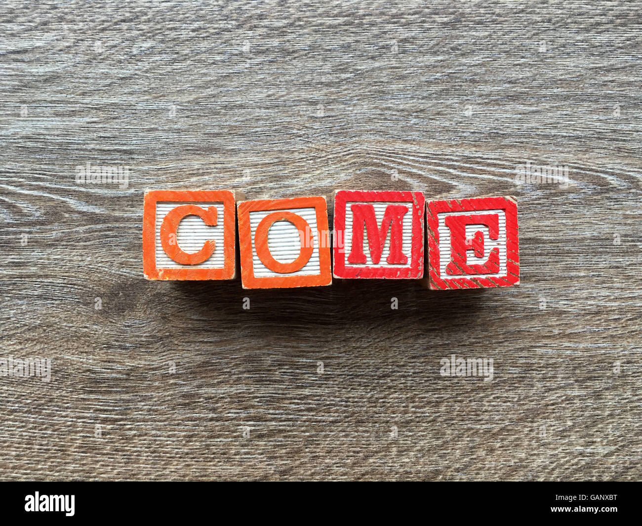 Venite a parola fatta con toy blocchetti di legno lettere Foto Stock