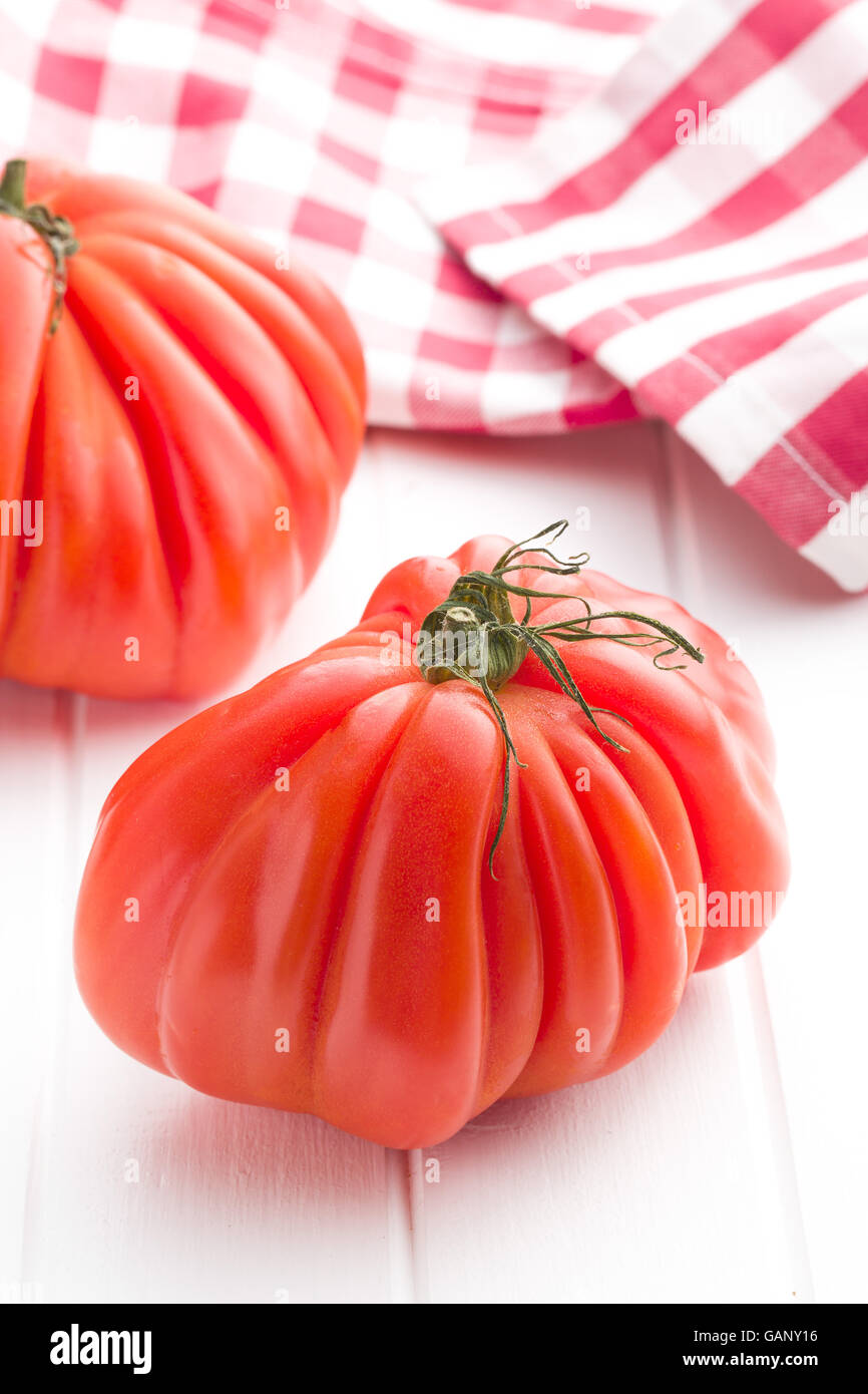 Coeur de boeuf. Bistecca di manzo pomodori sul tavolo bianco. Foto Stock