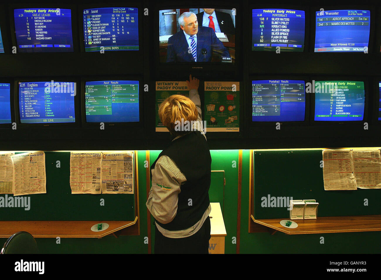 Il discorso storico di Bertie Ahern alle Joint Houses of Congress di Washington è osservato in Paddy Powers Bookies su Meath Street, nell'area interna delle libertà di Dublino, sostituendo temporaneamente la copertura delle corse. Foto Stock