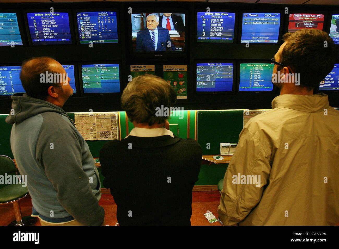 Il discorso storico di Bertie Ahern alle Joint Houses of Congress di Washington è osservato in Paddy Powers Bookies su Meath Street, nell'area interna delle libertà di Dublino, sostituendo temporaneamente la copertura delle corse. Foto Stock