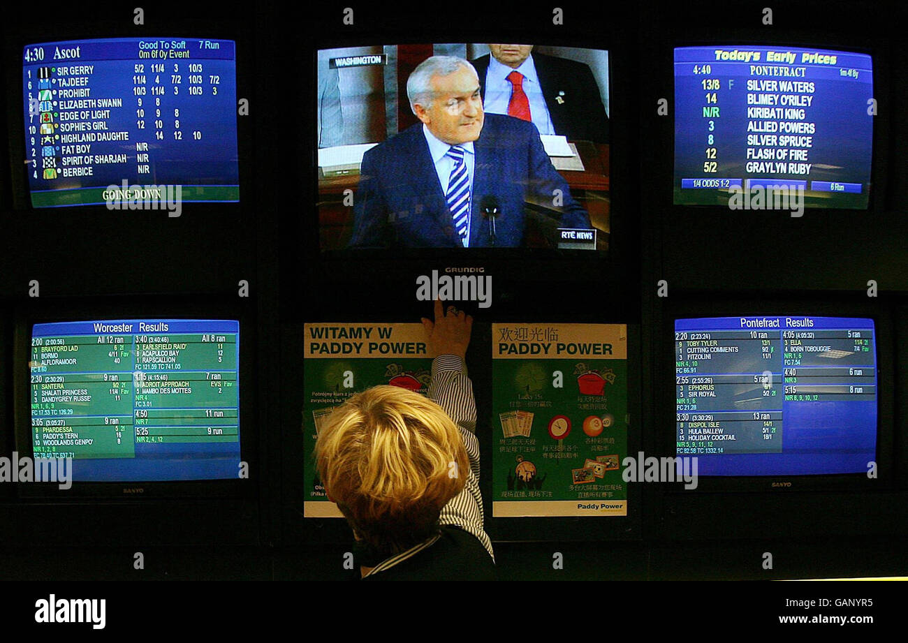 Il discorso storico di Bertie Ahern alle Joint Houses of Congress di Washington è osservato in Paddy Powers Bookies su Meath Street, nell'area interna delle libertà di Dublino, sostituendo temporaneamente la copertura delle corse. Foto Stock