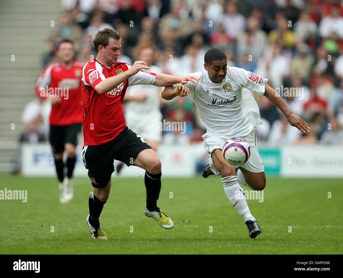 Il Craig Dobson di Milton Keynes e Henry McStay di Morecambe combattono per la palla durante la partita della Coca-Cola League Two allo Stadium:MK di Milton Keynes. Foto Stock