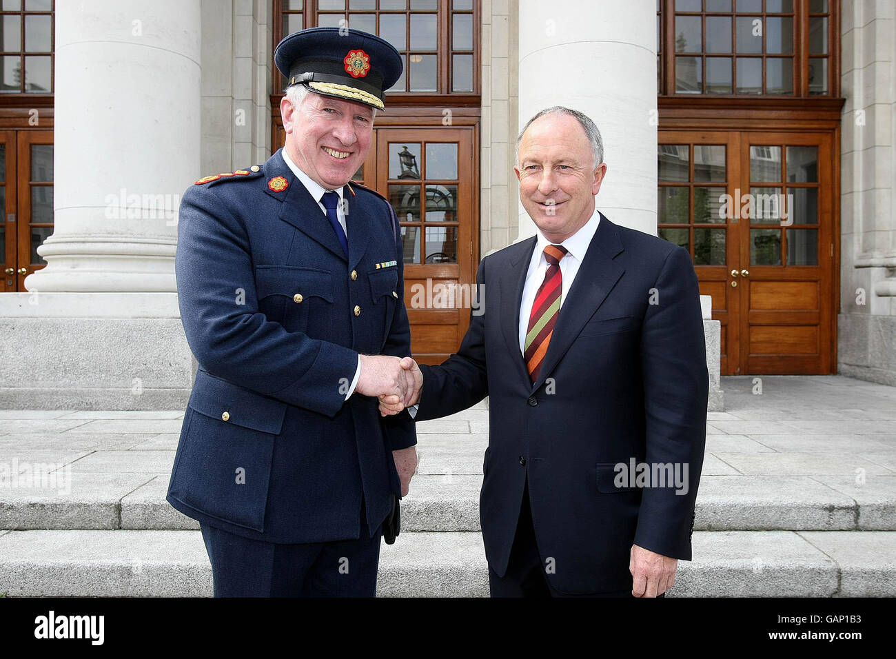 Il nuovo Ministro della Giustizia Dermot Ahern TD incontra il Commissario del Garda Fachtna Murphy presso gli edifici governativi di Dublino. Foto Stock