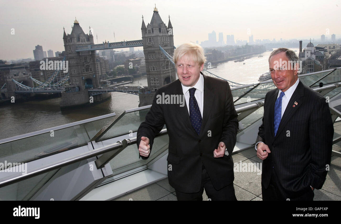 Il Sindaco di Londra Boris Johnson incontra il Sindaco di New York Michael Bloomberg al Municipio di Londra. Foto Stock