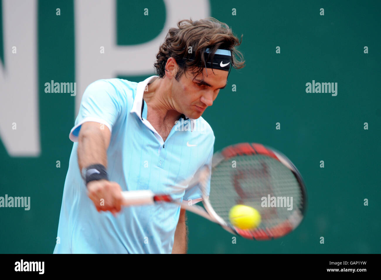 Roger Federer della Svizzera in azione contro Ruben Ramirez Hidalgo della Spagna Foto Stock