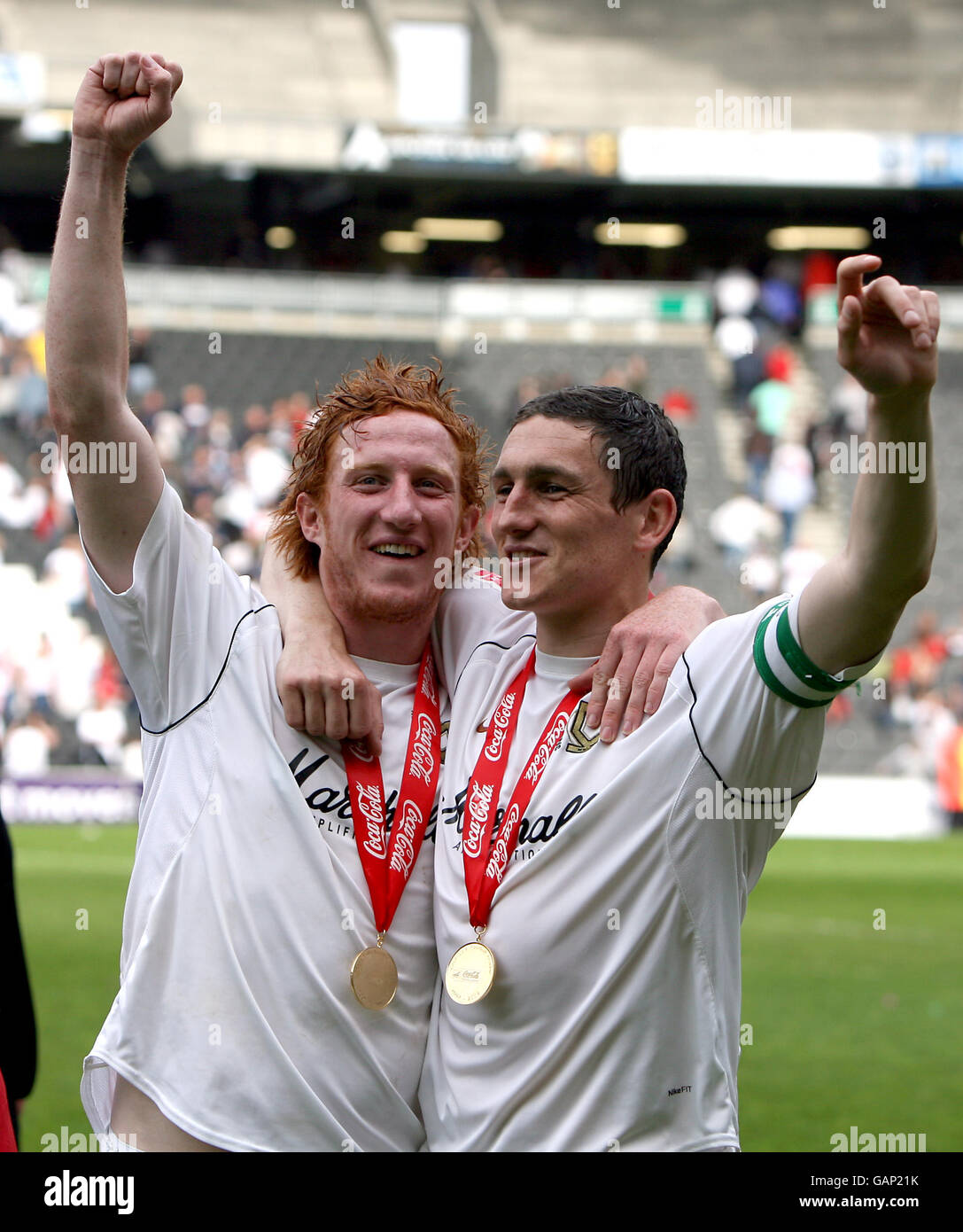 Calcio - Coca-Cola Football League Two - Milton Keynes Dons / Morecambe - stadio:mk. Milton Keynes Dons' Dean Lewington (l) e Keith Andrews celebrano la promozione della Lega 1 Foto Stock