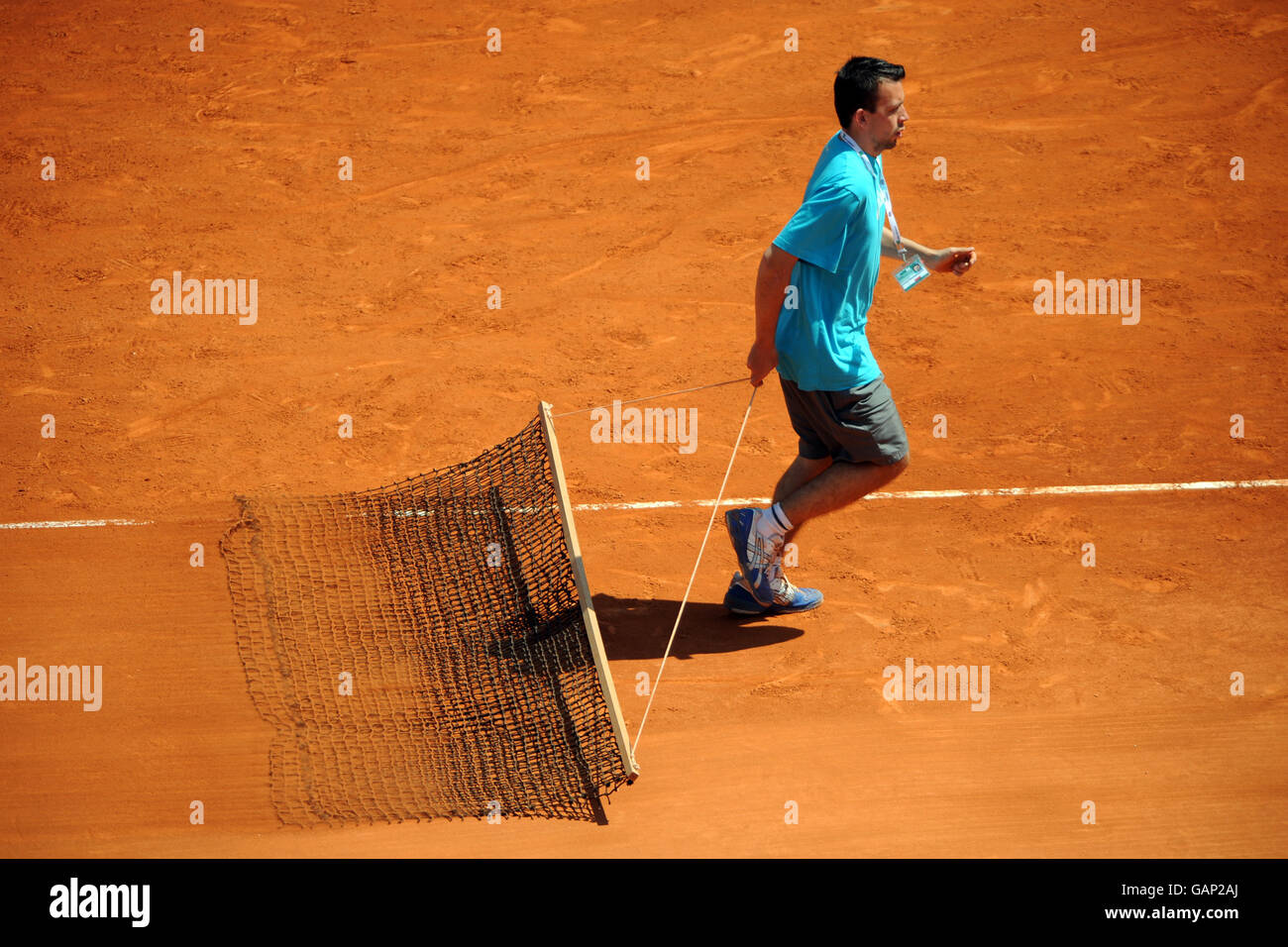 Tennis - ATP Masters Series - Monte Carlo -. Groundsman rastrema il campo di argilla Foto Stock