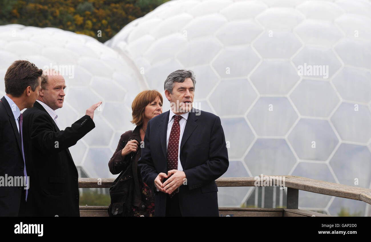 Il primo Ministro Gordon Brown (a destra) parla con (da sinistra) il Ministro della Sanità ben Bradshaw, l'Amministratore Delegato del progetto Eden Tim Smit e l'Amministratore Delegato del progetto Eden Gaynor Coley durante la sua visita all'attrazione vicino a St Austell, Cornovaglia. Foto Stock