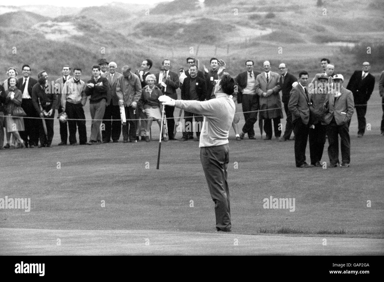 George Will of Great Britain guarda con angoscia mentre la sua palla colpisce il buco al quarto, e rimane fuori. Foto Stock