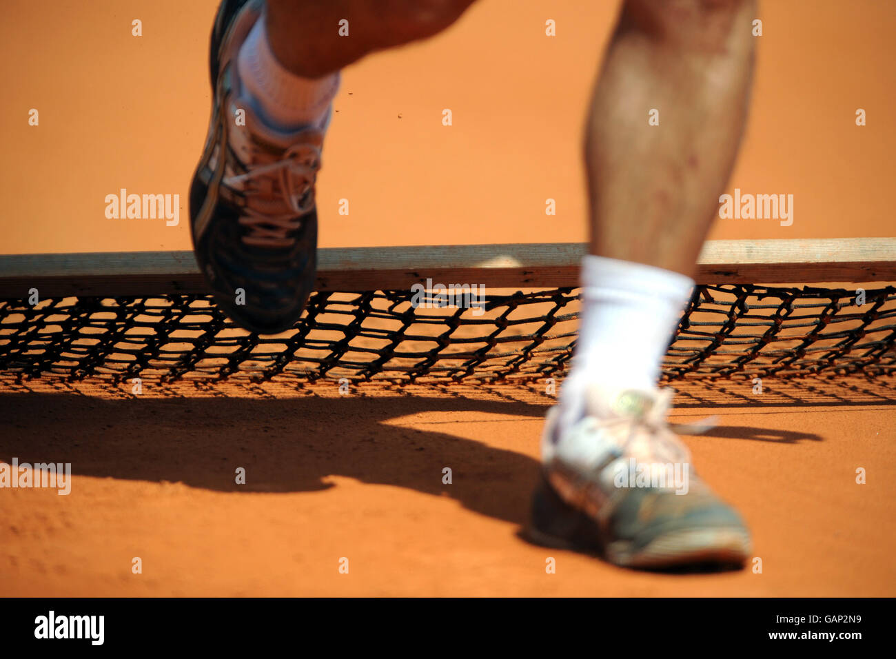 Tennis - ATP Masters Series - Monte Carlo -. Un membro del groundstaff rastrema la creta Foto Stock