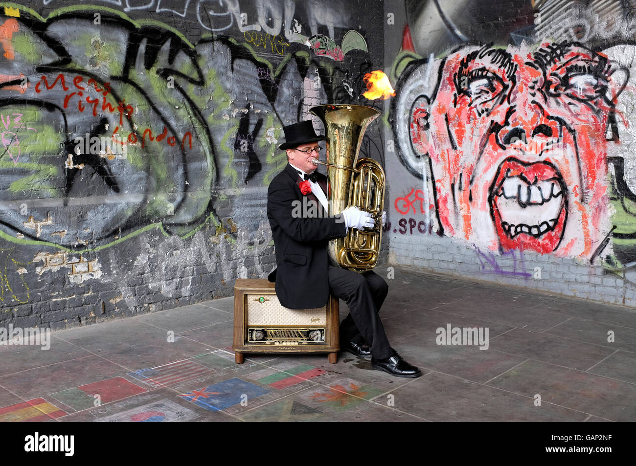Busker musicista riproduzione di tuba al mercato di Borough, Londra, Inghilterra Foto Stock