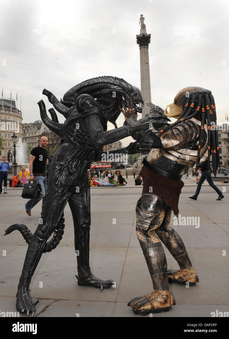 I personaggi in costume di Alien e Predator trascorrono la giornata esplorando Londra prima del lancio di Alien vs. Predator 2: Requiem. Foto Stock