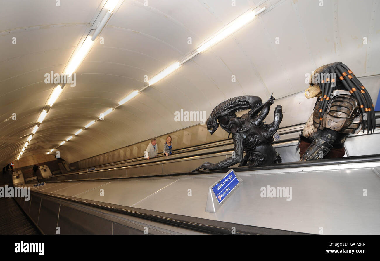 I personaggi in costume di Alien e Predator trascorrono la giornata esplorando Londra prima del lancio di Alien vs. Predator 2: Requiem. Foto Stock