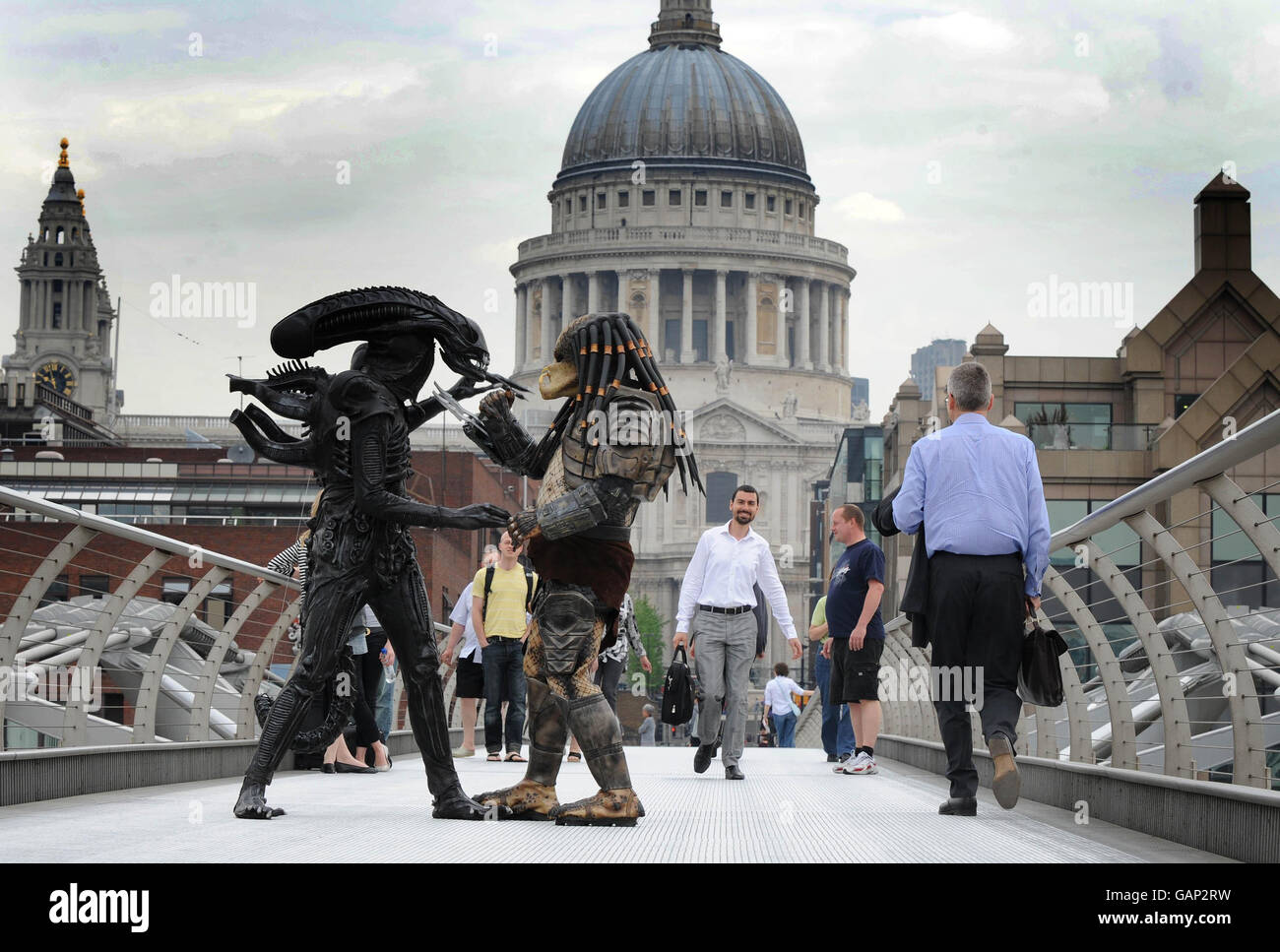 I personaggi in costume di Alien e Predator trascorrono la giornata esplorando Londra prima del lancio di Alien vs. Predator 2: Requiem. Foto Stock
